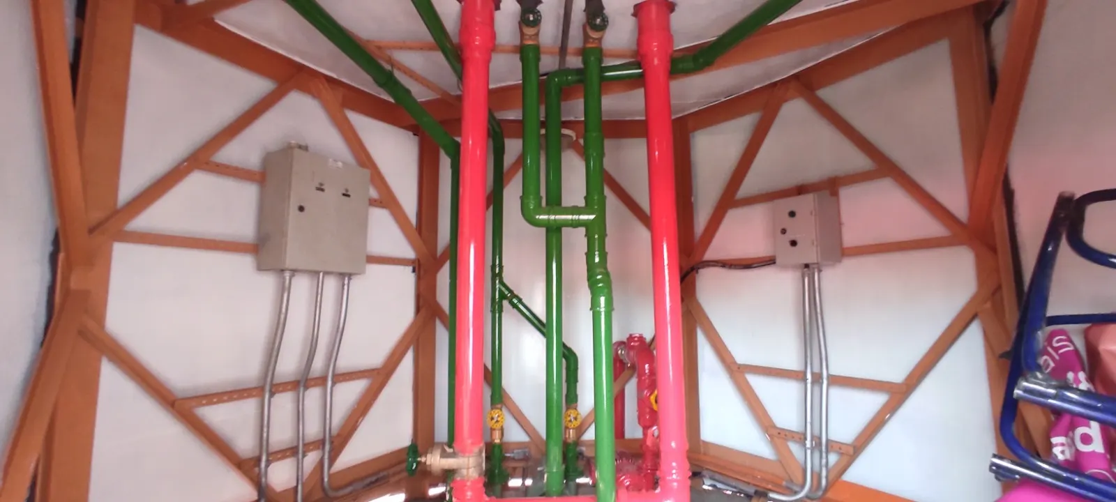 Casa de bombas com rede hidráulica pintada em vermelho e verde