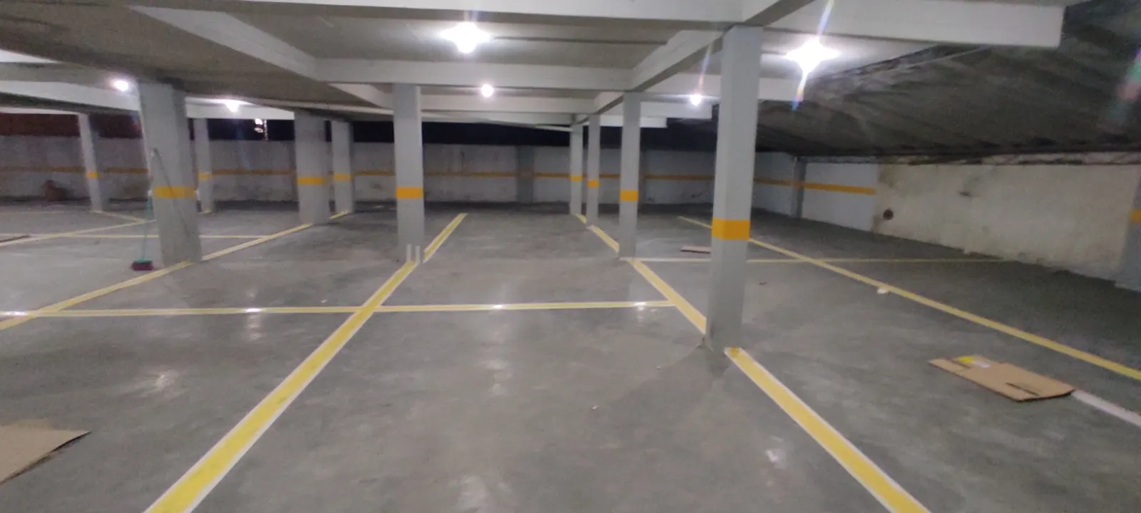 Garagem de condomínio recuperada e demarcada após a obra