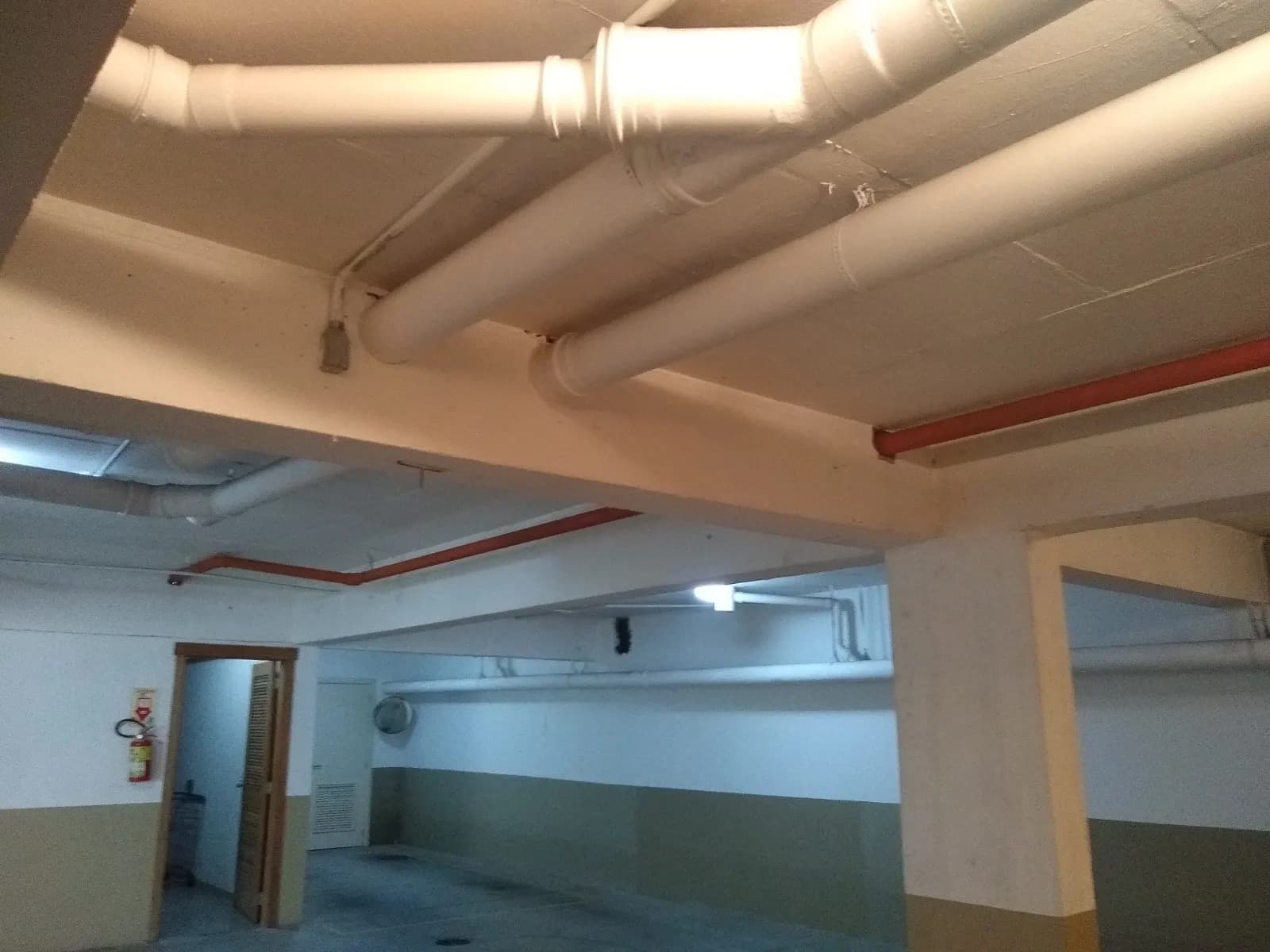 Prumadas de rede de incêndio instaladas em garagem de condomínio