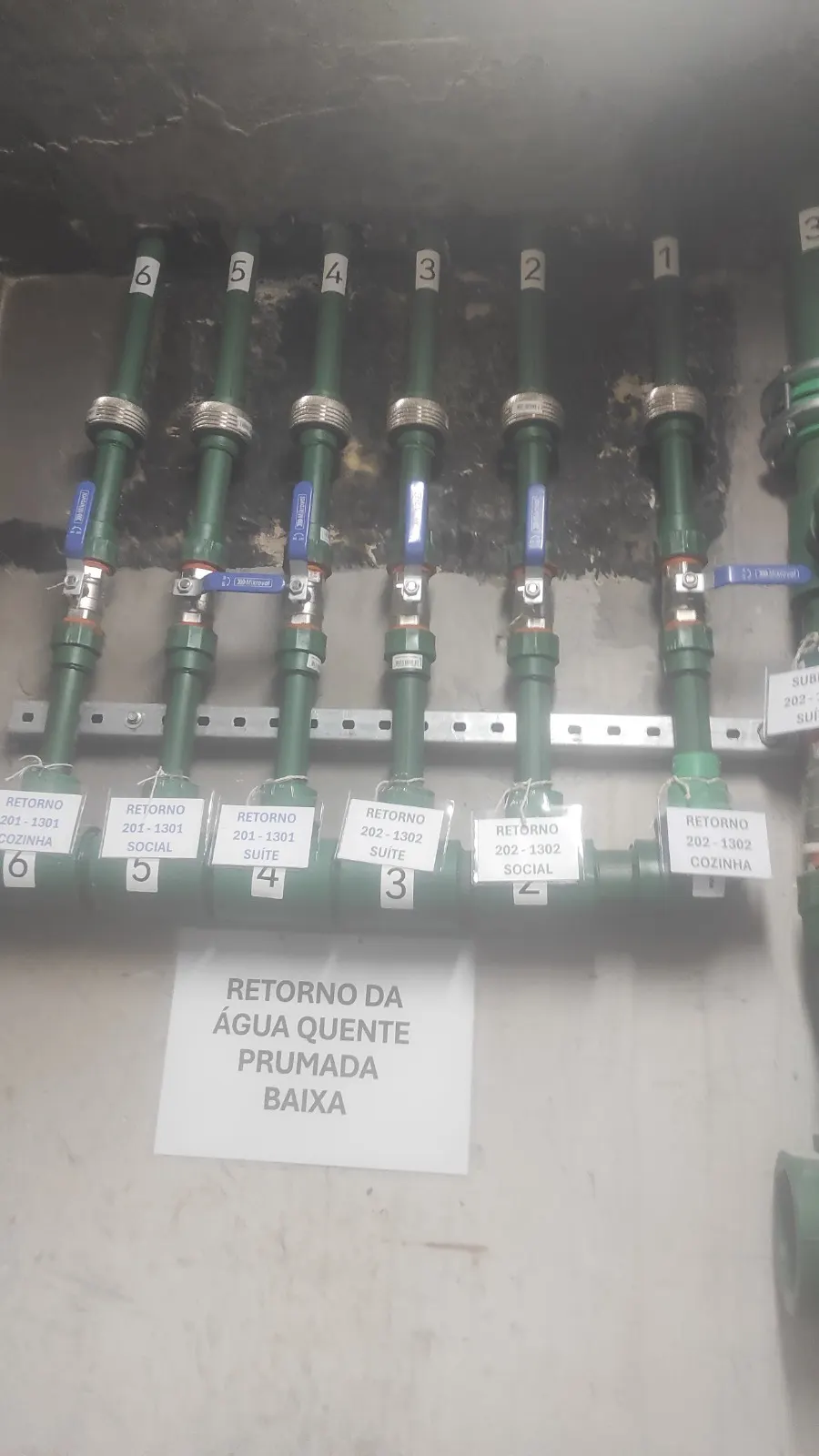 Prumadas de retorno de água quente identificadas por etiqueta