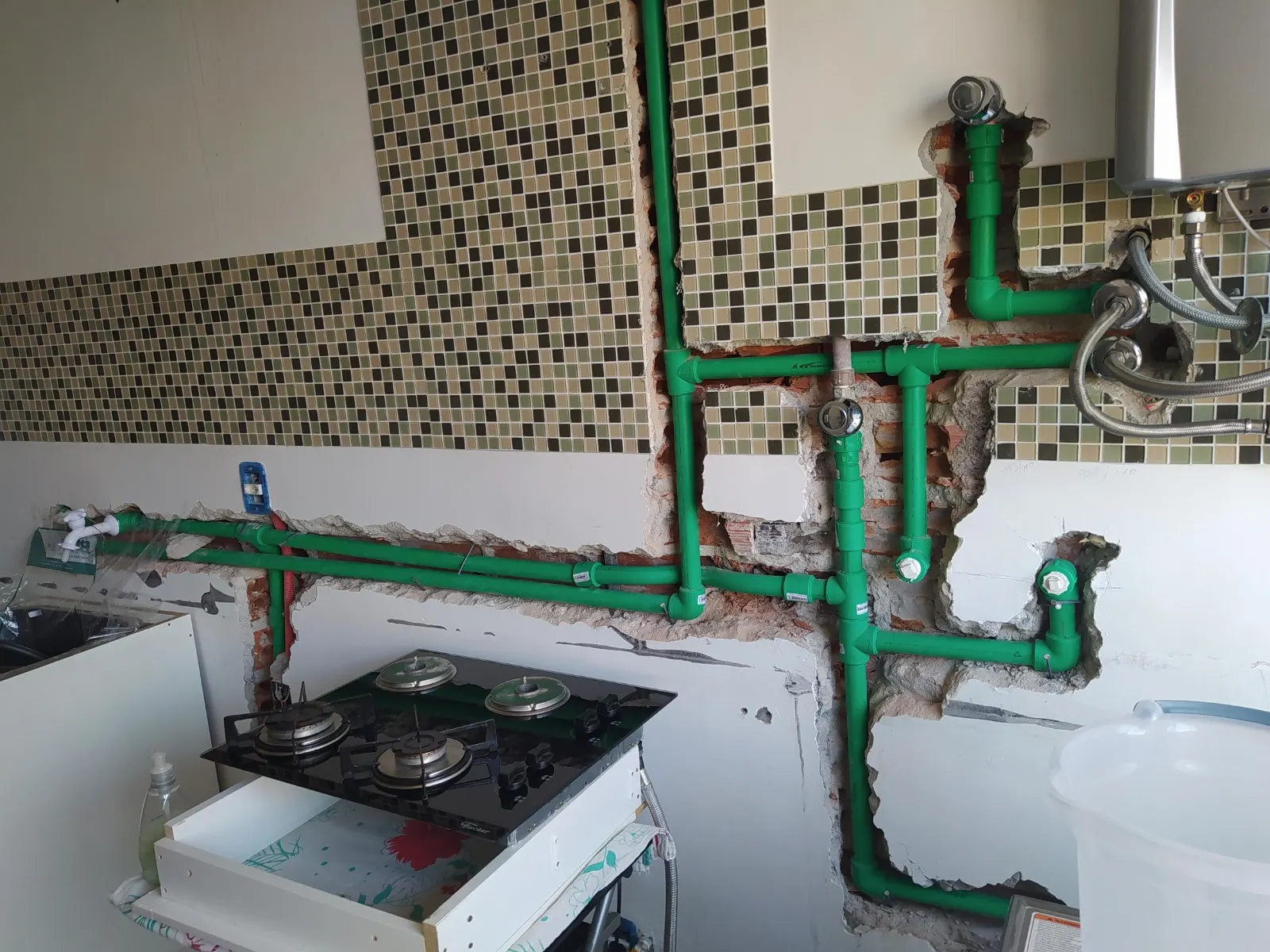 Rede hidráulica em PPR aparente em cozinha durante retrofit