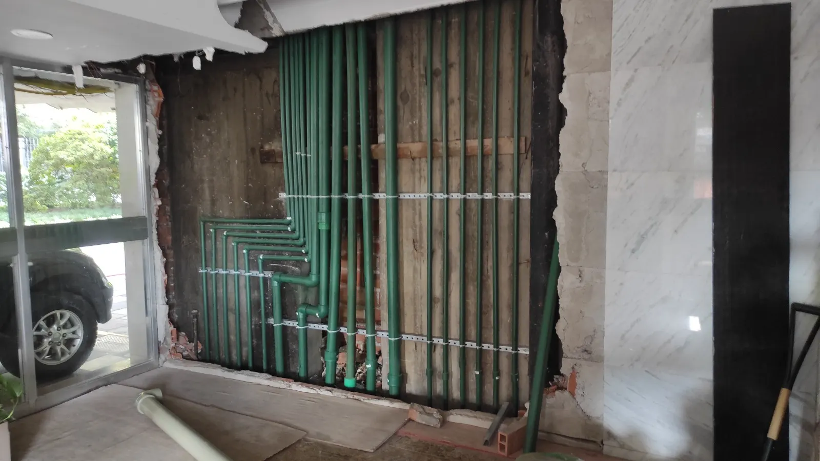 Substituição de colunas hidráulicas em hall de condomínio
